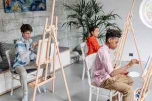What are some art therapy project ideas for group therapy settings?
