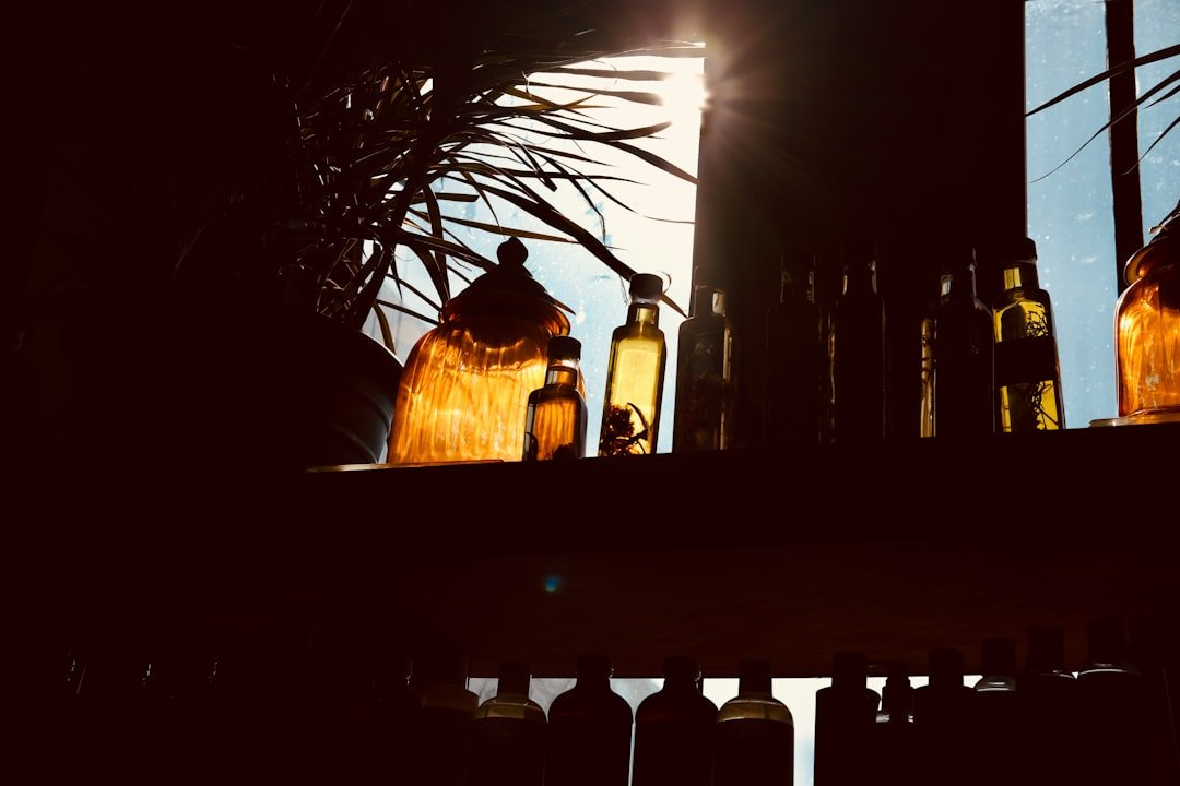 Aetna Arizona: Mental Health and Virtual IOP Coverage 7 Sonnenlicht trifft auf alte Glasflaschen, gefüllt mit Öl, Kräutern und Erinnerungen. Dieses Bild fängt nicht nur ein Regal ein, sondern das, was zwischen Licht und Dunkelheit passiert. Eine stille Ode an Einfachheit, Handwerk und langsame Räume.